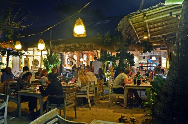 A full house on a warm evening at Lilla Pantai