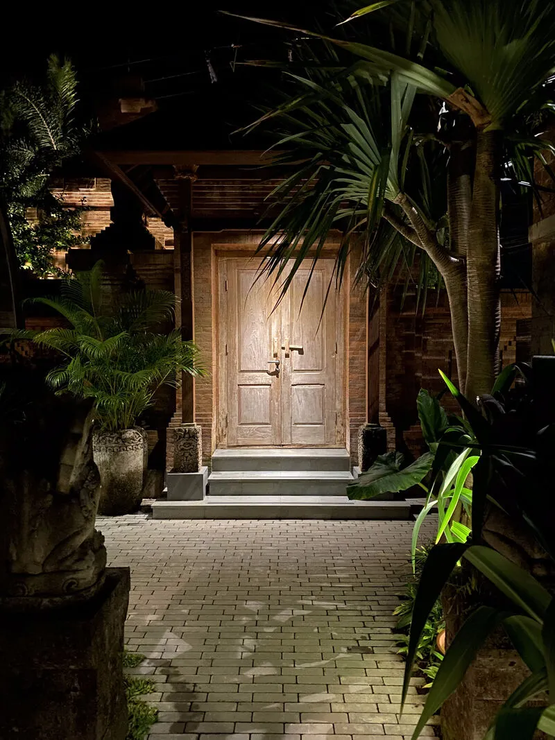 The carved Balinese entrance of Lilla Warung